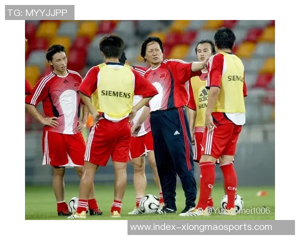 大雨滂沱中足球赛的激情与坚持展现了运动员的不屈精神与团队合作的力量